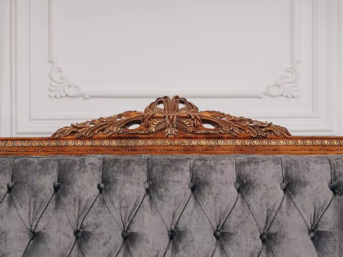 کاناپه کلاسیک لاکچری با جزئیات